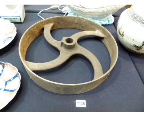 TRACTION ENGINE FLY WHEEL. Large cast iron traction engine fly wheel, D: 45 cm