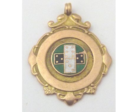 9 CT DOMINO FOB. 9 ct gold and enamel domino related fob, 9,0g
