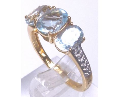 14 K AQUAMARINE RING. Aquamarine three stone ring in 14 K gold vermail size Q 3,25 ct