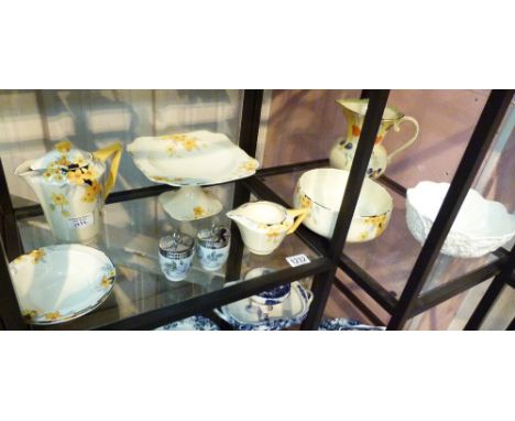 MIXED CERAMICS. Part Art Deco tea service and other pieces of china