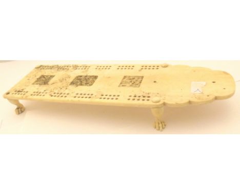 CHINESE IVORY CRIBBAGE BOARD. Ealy 20th Century carved ivory cribbage board L: 20 cm