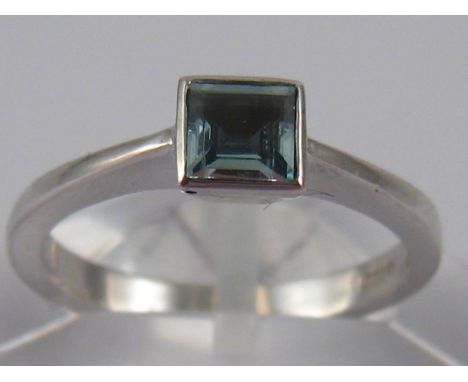 A 9 carat white gold aquamarine ring, aquamarine approx 4 x 4mm, ring size K ½, 2.8 gms.