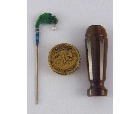 A mixed lot, being an agate seal, a green hardstone and enamel tie pin in box and a pillbox celebrating Brazil's 100 years of