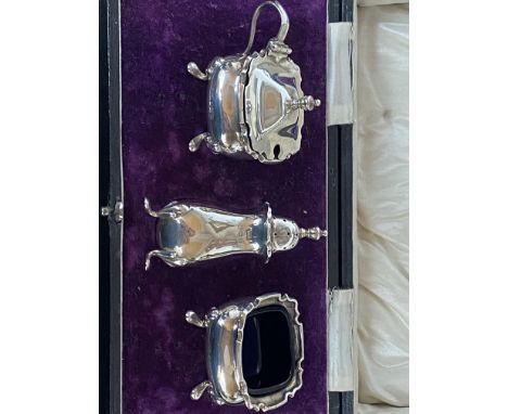 Silver boxed Walker &amp; Hall cruet 