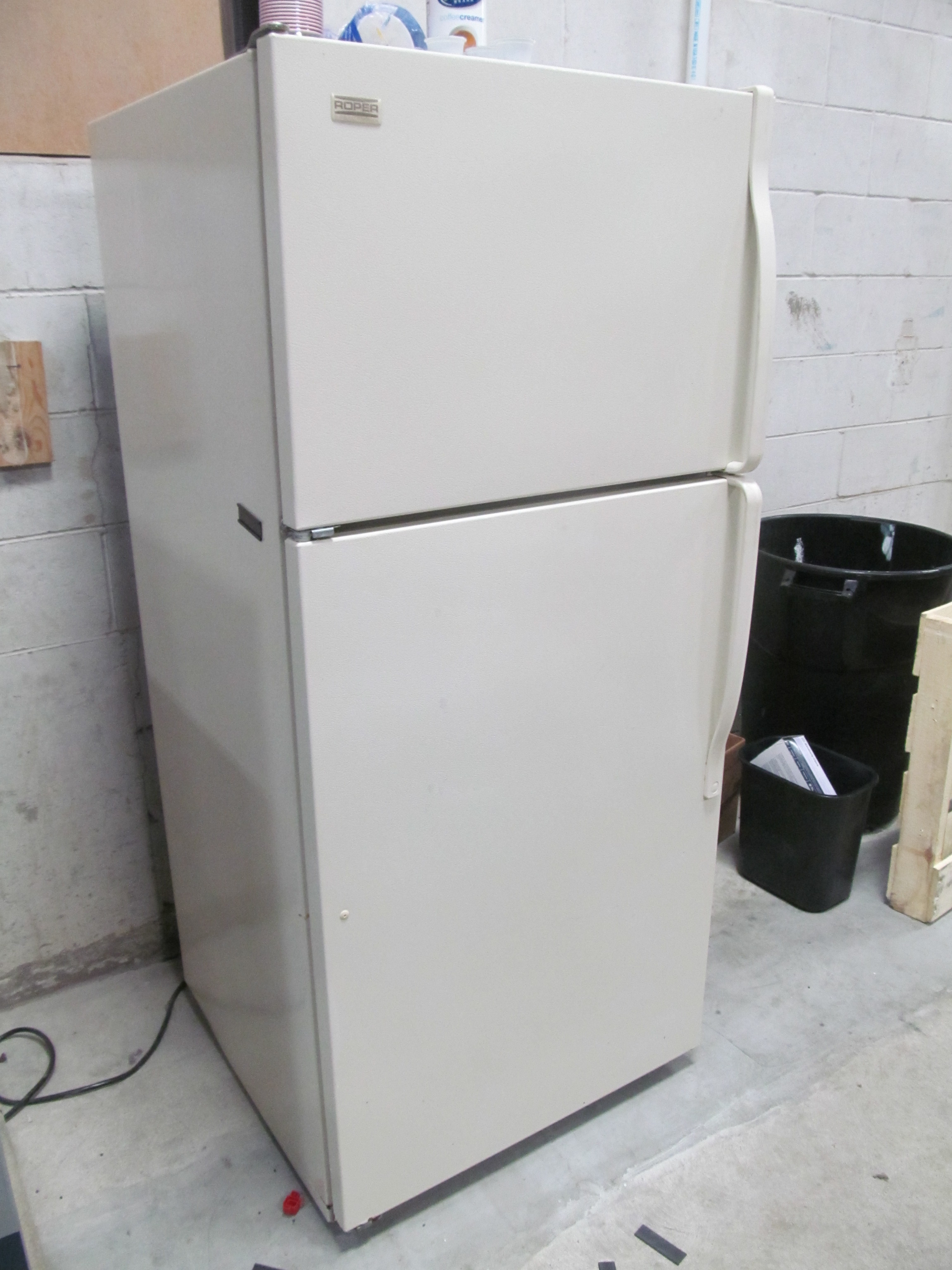 Roper RT14DKYK200 Refrigerator/Freezer, s/n VSMZ2005948