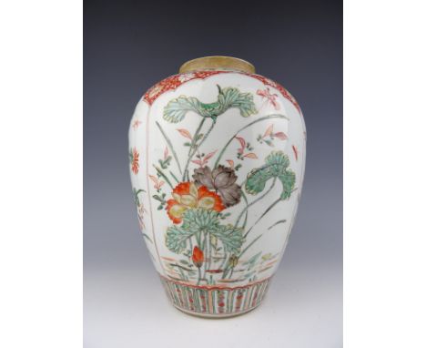 Amazing Chinese porcelain famille verte jar with flowers - Kangxi period 1662-1722. Height 33,5 cm. In very good condition, j