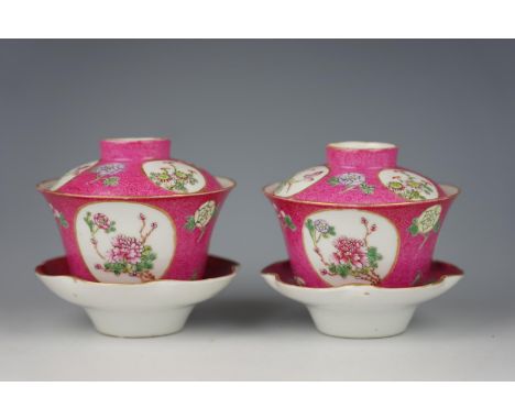 A beautiful pair Chinese porcelain ruby cups/saucers and cover with flowers-Guangxu mark and period.Cup: Height 8,5 cm, Diame