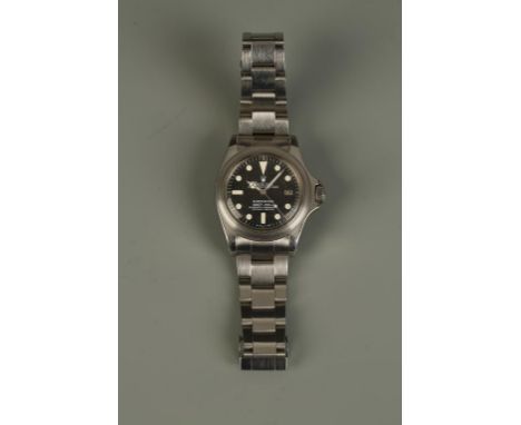 ROLEX SUBMARINER: A GENTLEMANS STAINLESS STEEL WRISTWATCH, the round black dial with dot and baton numerals, sweep seconds ha