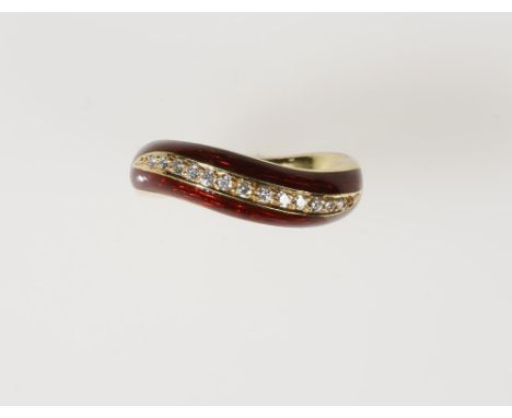 AN 18CT YELLOW GOLD TWIST RING, the top section with red guilloche enamel, and inset with a curved row of graduated round bri