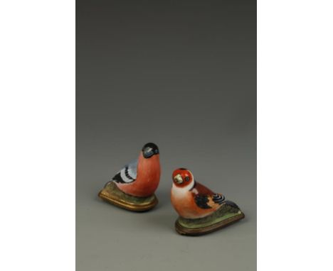 AN ENAMEL BONBONNIERE MODELLED AS A BIRD painted with the bird perched on a naturalistic grassy ground, the exterior of the h