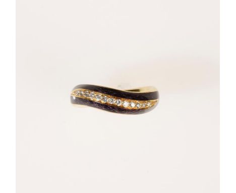 AN 18CT YELLOW GOLD TWIST RING, of swirl form, the top section with purple guilloche enamel and inset with a curved graduated