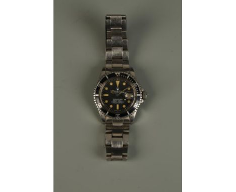 ROLEX SUBMARINER: A GENTLEMANS STAINLESS STEEL WRISTWATCH, the round black dial with cream dot amd baton numerals, sweep seco