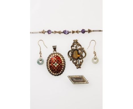 A 1920'S YELLOW METAL BRACELET set with three oval and round synthetic colour change sapphires, a pair of jade "hoop" earring