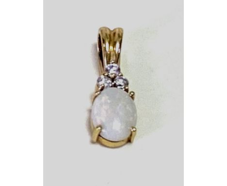333er Gold - Anhänger besetzt mit einem ovalen, weißen Opal, dieser bekrönt von drei kleinen Brillanten. Gesamtlänge: ca. 2,5