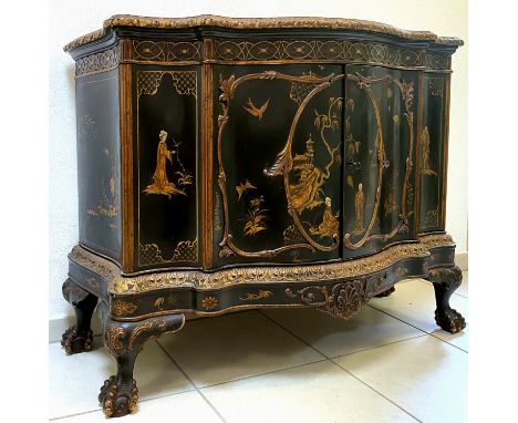 Um 1890 im Chippendale - Stil gearbeitete Schwarzlack - Anrichte mit Chinoiserien. Zweitüriges, geschweiftes Corpus auf von K