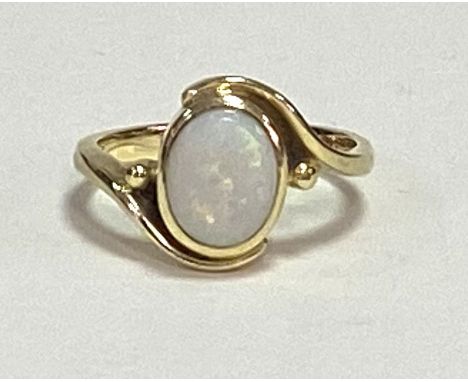 Zweite Hälfte 20. Jahrhundert, 585er Gelbgoldschiene, schauseitig ein weißer Opal als ovaler Cabochon. Gewicht: ca. 5,7 g, Ri