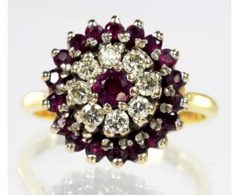 A RUBY AND DIAMOND CLUSTER RING IN 18CT GOLD, SIZE L, 5.5G
