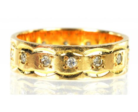 A DIAMOND ETERNITY RING IN GOLD, MARKED 14K 585, SIZE O, 4.9G