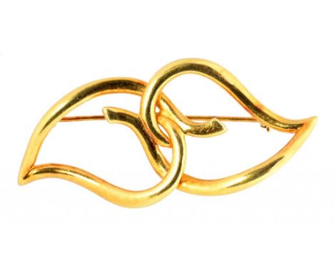 A TIFFANY GOLD LINKED HEARTS BROOCH, MAKER'S MARK AND 750, MAKER'S POUCH, 11.6G