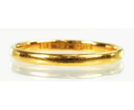 A 22CT GOLD WEDDING RING, SIZE M, 2G