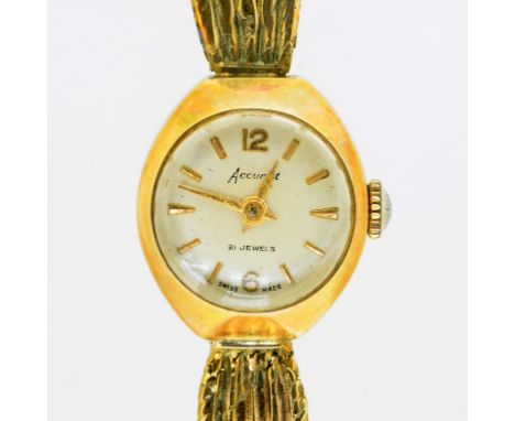 AN ACCURIST 9CT GOLD LADY'S WRISTWATCH ON 9CT GOLD BRACELET, 14G