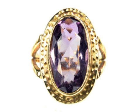 AN AMETHYST RING IN 9CT GOLD, SIZE N, 6.6G