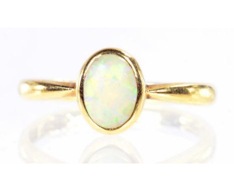 AN OPAL RING IN GOLD, MARKED 18CT, SIZE L, 2.4G