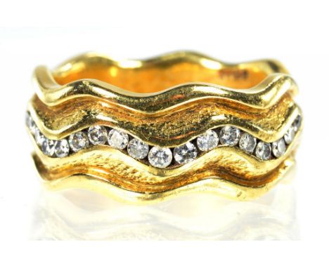 A DIAMOND RING OF HEAVY GAUGE 18CT GOLD AND WAVY DESIGN, SIZE M, 12.8G