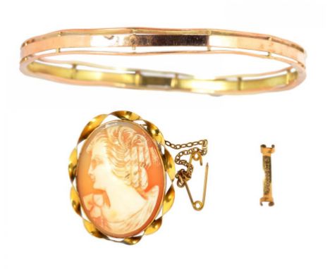 A CAMEO BROOCH IN GOLD, MARKED 9CT AND A GOLD BANGLE, 15G