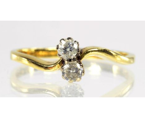 A DIAMOND CROSSOVER RING IN 18CT GOLD, SIZE O, 2.5G