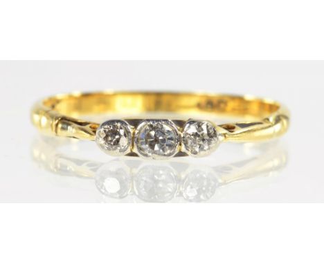 A DIAMOND THREE STONE RING IN GOLD, MARKED 18CT, SIZE N, 1.6G