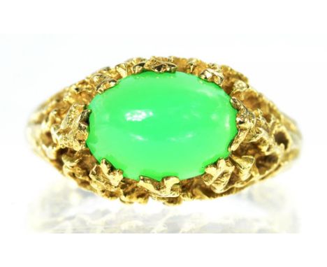 A CHALCEDONY CABOCHON RING IN 14CT GOLD, IMPORT MARKED, SIZE O, 7.2G