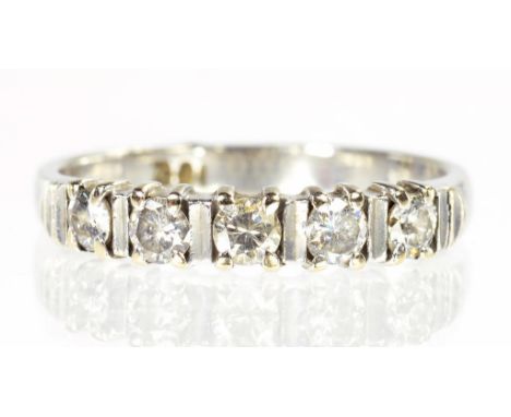 A DIAMOND RING WITH FIVE ROUND BRILLIANT CUT DIAMONDS IN WHITE GOLD, MARKED 18CT, SIZE N, 3G