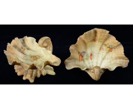 A PAIR OF GRAINGER WORCESTER SHELL SHAPED DISHES DECORATED WITH FLOWERS, 8CM H, PRINTED MARK, LATE 19TH CENTURY 