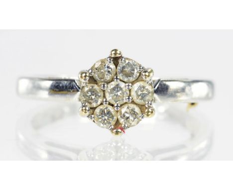 A DIAMOND CLUSTER RING IN WHITE GOLD, MARKED 18CT, SIZE L, 3.2G