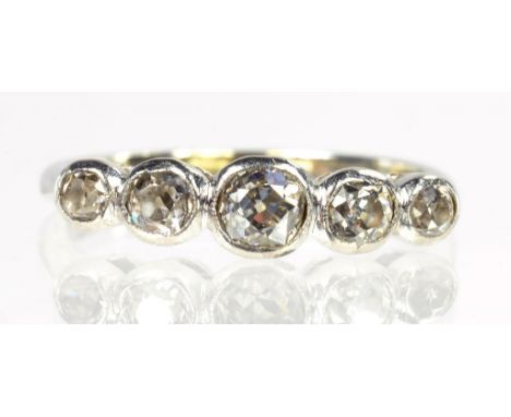 A DIAMOND FIVE STONE RING IN WHITE GOLD, SIZE N, 2.6G