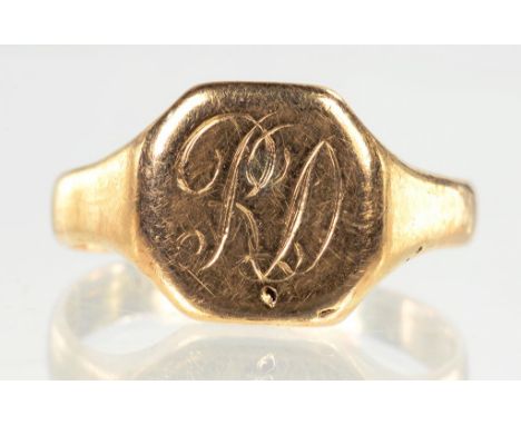 A 9CT GOLD SIGNET RING, SIZE P, 4.9G