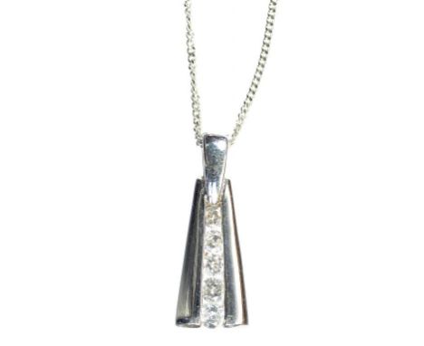 A DIAMOND AXE HEAD PENDANT IN 18CT WHITE GOLD ON 18CT WHITE GOLD NECKLET, 3.5G