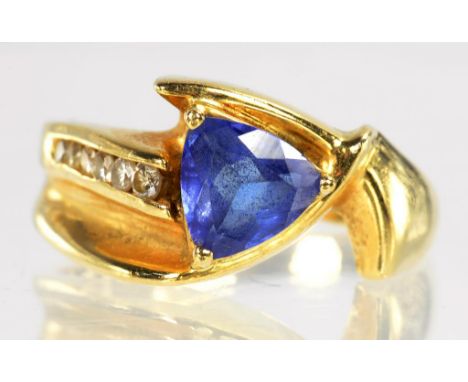 A TANZANITE AND DIAMOND RING IN GOLD, MARKED 14K, SIZE P, 7.6G