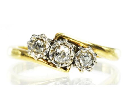 A DIAMOND CROSSOVER RING IN GOLD, MARKED 18CT PLAT, SIZE M, 3.1G