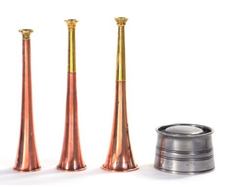 A VICTORIAN PEWTER CYLINDRICAL INKWELL, 9.5CM DIAM AND THREE COPPER AND BRASS HUNTING HORNS