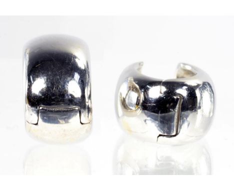A PAIR OF WHITE GOLD EARRINGS, MARKED 750, 14.8G