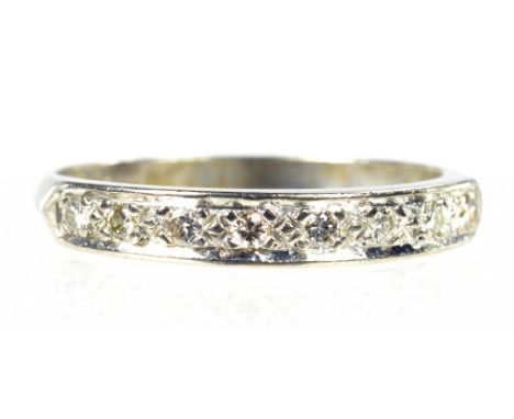 A GEM SET RING IN WHITE GOLD, MARKED 18CT, SIZE N, 2.9G