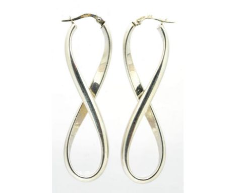 A PAIR OF 9CT WHITE GOLD TWISTED LOOP EARRINGS, 3G