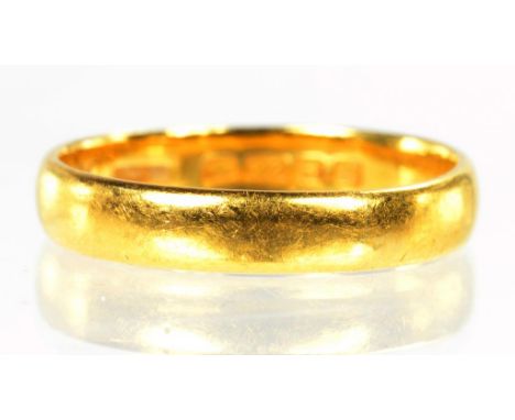 A 22CT GOLD WEDDING RING, SIZE N, 3.5G