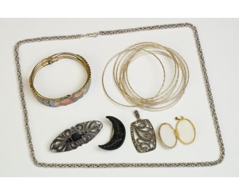 A small collection of jewellery to include a hallmarked 9ct gold locket pendant , 925 sterling silver necklace and a selectio