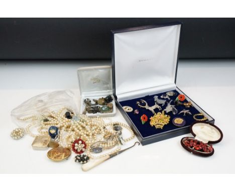 A collection of mixed vintage costume jewellery to include silver examples together with a small group of badges. 