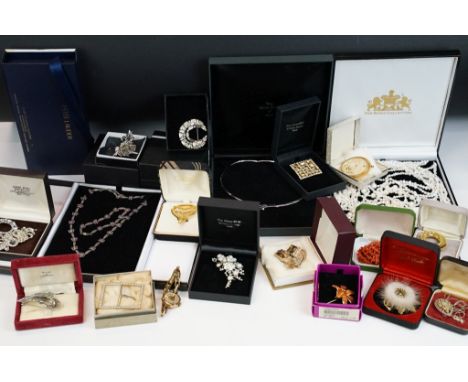 A collection of jewellery to include many silver examples and some gold together with a small quantity of wristwatches. 