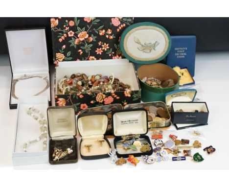 A collection of mainly vintage costume jewellery to include gold &amp; silver examples including a 9ct gold brooch, yellow me