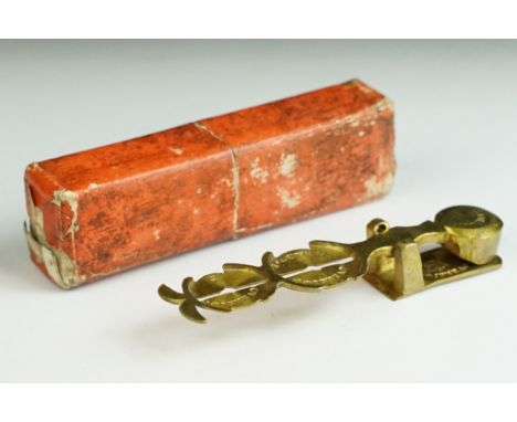 A set of brass sovereign scales within original box. 